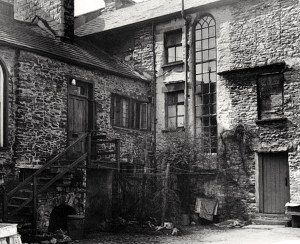 Birthplace of Desmond Bagley - Unnamed yard at 47 Stramongate, Kendal, Cumbria. © & courtesy Local Studies Collection, Kendal Library.
